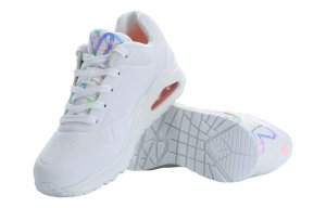 Яркие женские кроссовки Skechers Spread The Love на белой подошве