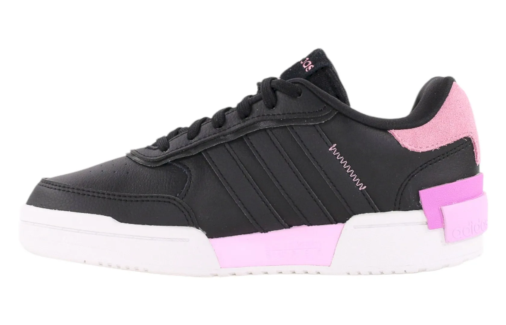 黑色阿迪达斯运动鞋，配有粉色装饰