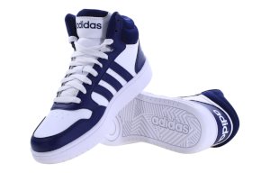 Młodzieżowe buty adidas Hoops z białą podeszwą i granatowym kołnierzem