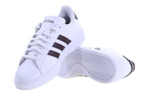жіночі кросівки Adidas у тенісному стилі