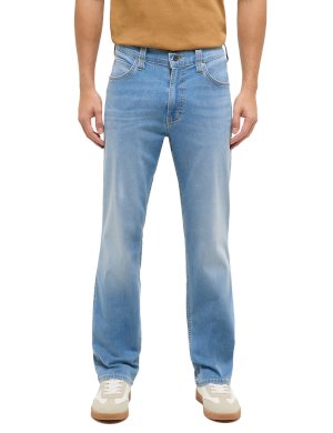 Mustang Tramper men's light blue straight-leg jeans with a mid-rise waist