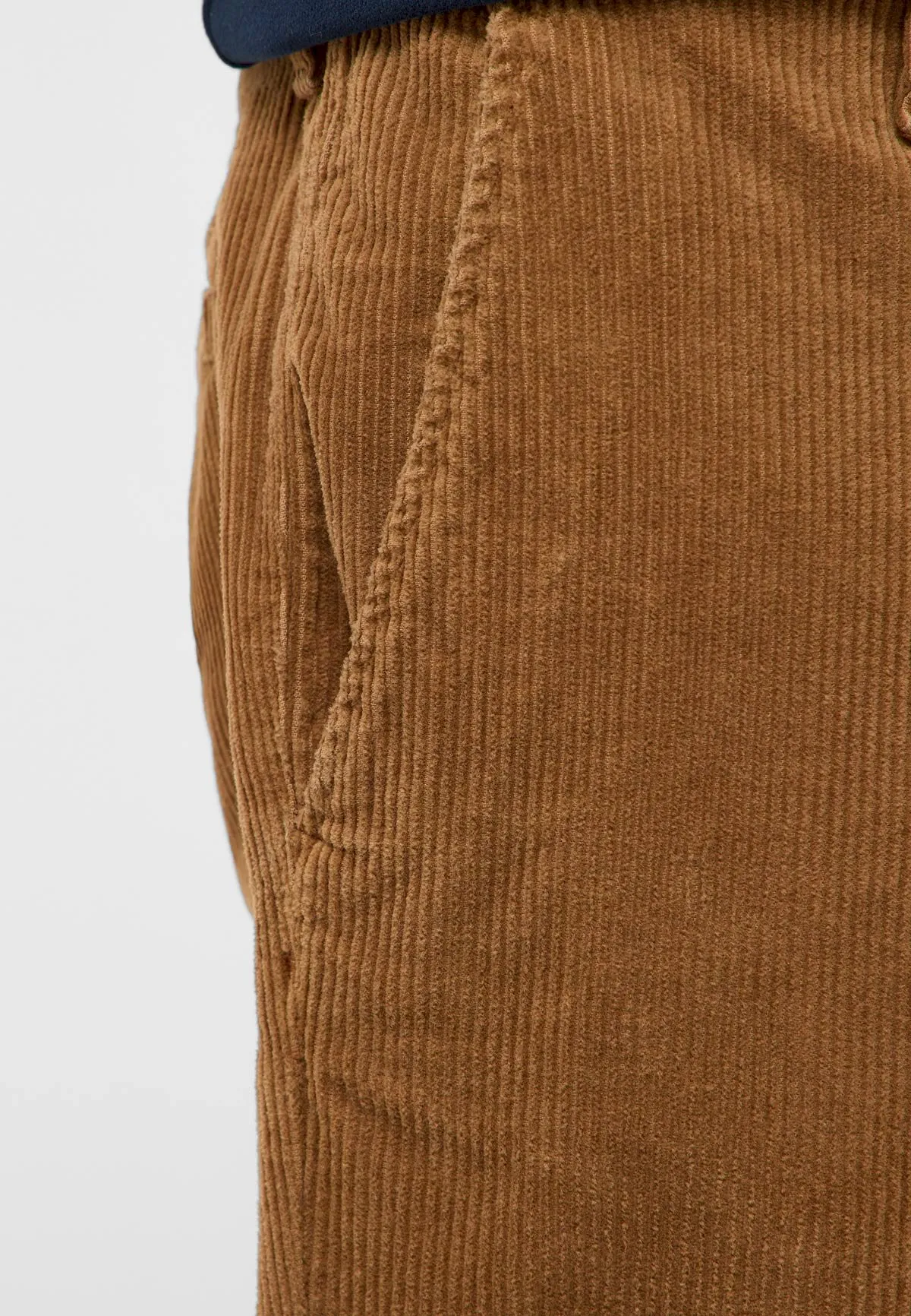 Mustang 1018287-3299 Brown Pants – a close-up of the ribbed corduroy texture