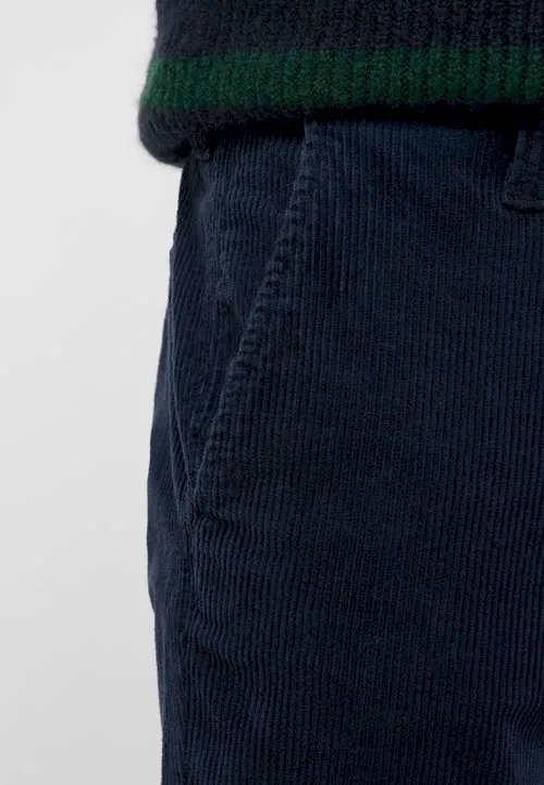Mustang corduroy pants – a close-up of the ribbed fabric