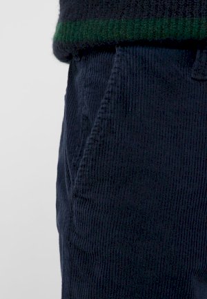 Mustang corduroy pants – a close-up of the ribbed fabric