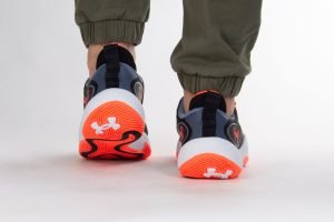 Under Armour SPAWN 5 men's shoes 3026285-001