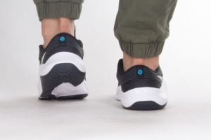Nike LEGEND ESSENTIAL 3 NN herenschoenen DM1120-004