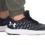Hommes Under Armour CHARGED BREEZE 2 3026135-001 Noir